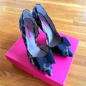 Betsy Johnson black bow tie heels - size 6.5